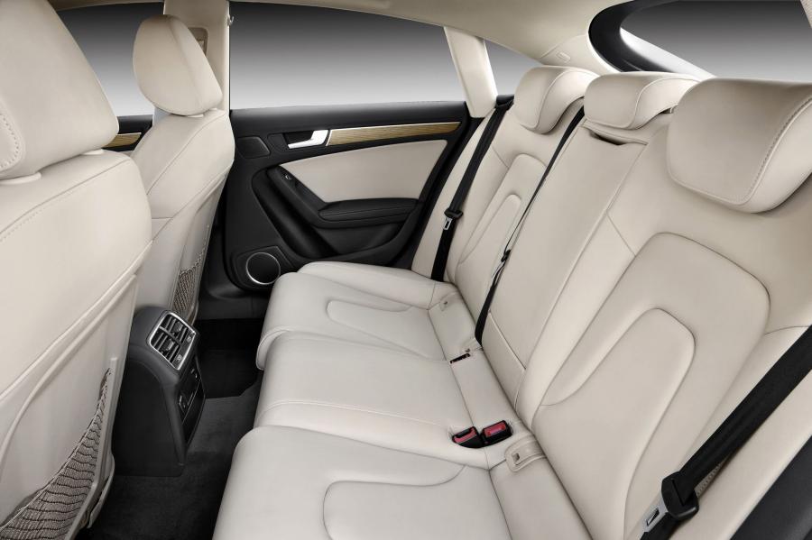 Интерьер Audi A5 Sportback 3.0 TDI Quattro 2011 года  (WW) (фото 9 из 17)